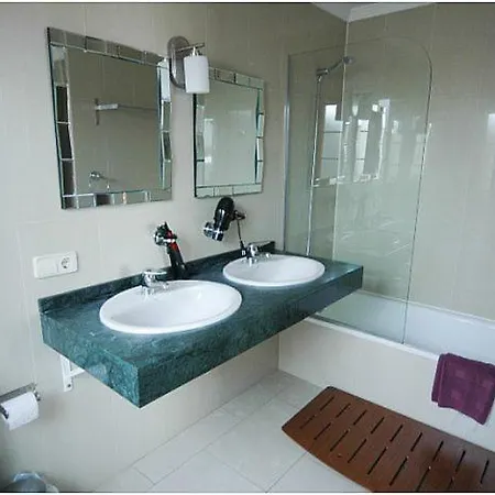 43 Sea Views, Pool,games,hot Tub, Office With Computer+ Wifi Villa Playa Blanca